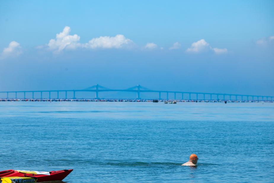 张朝阳挑战横渡南澳岛-饶平海湾 全程8.69公里历时5小时18分