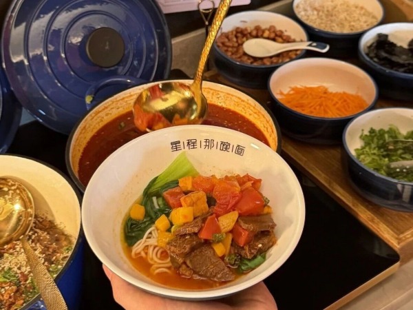 出差这么多年,能让我记住一家酒店的竟是那碗面